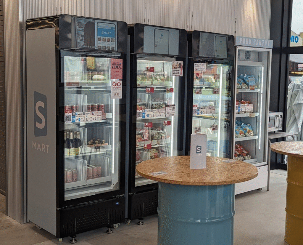 小売業｜スマート販売機の導入で人件費削減と食品ロス対策を両立